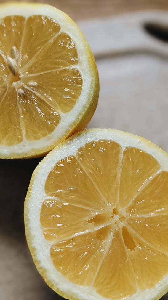 sliced fresh lemon